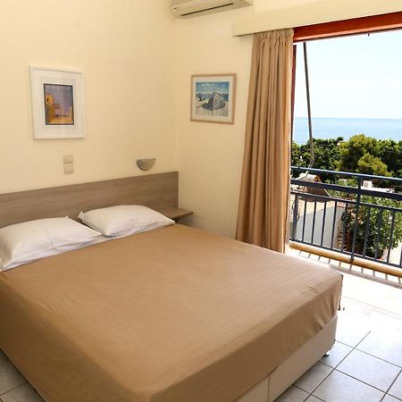Hotel Karyatides Agia Marina  Екстер'єр фото