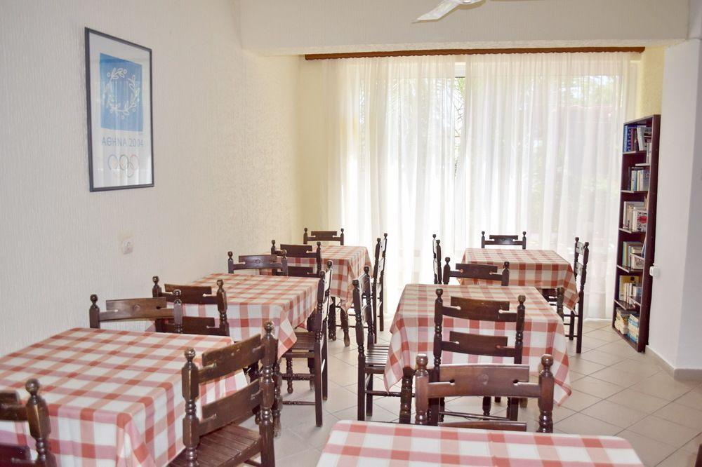 Hotel Karyatides Agia Marina  Екстер'єр фото