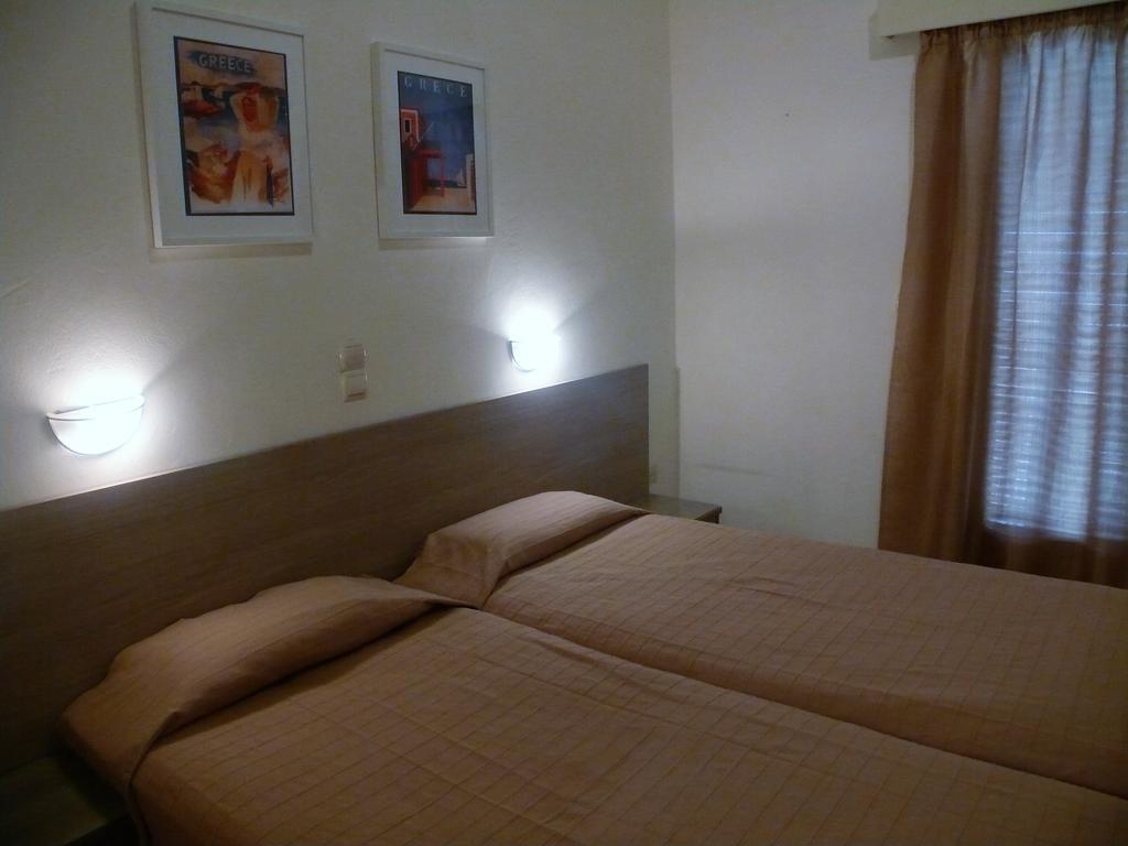 Hotel Karyatides Agia Marina  Екстер'єр фото