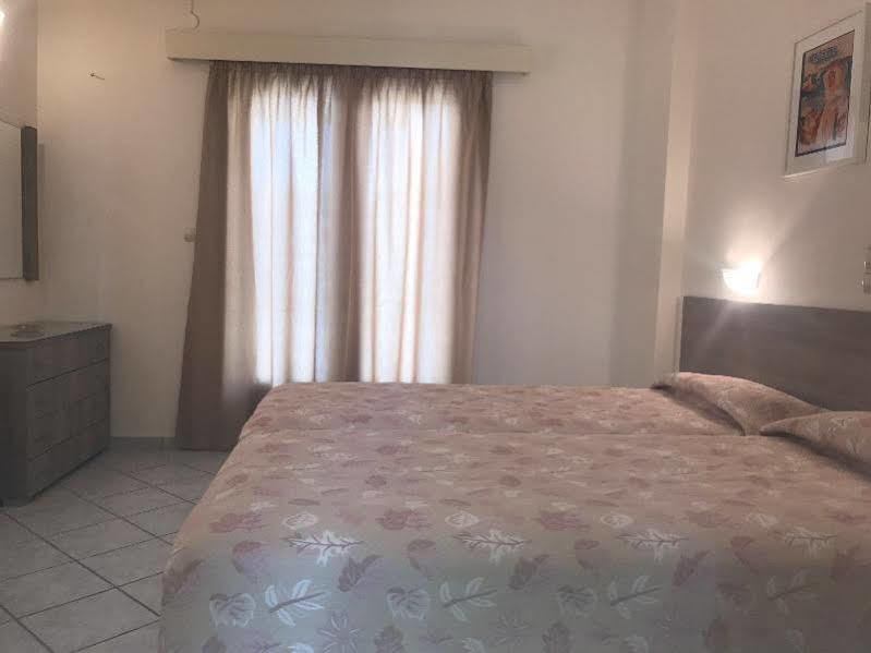 Hotel Karyatides Agia Marina  Екстер'єр фото