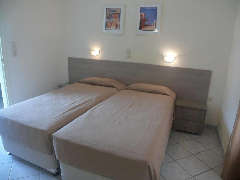 Hotel Karyatides Agia Marina  Екстер'єр фото