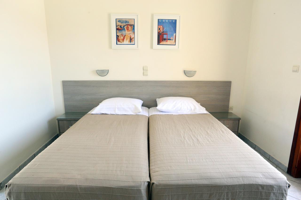 Hotel Karyatides Agia Marina  Екстер'єр фото