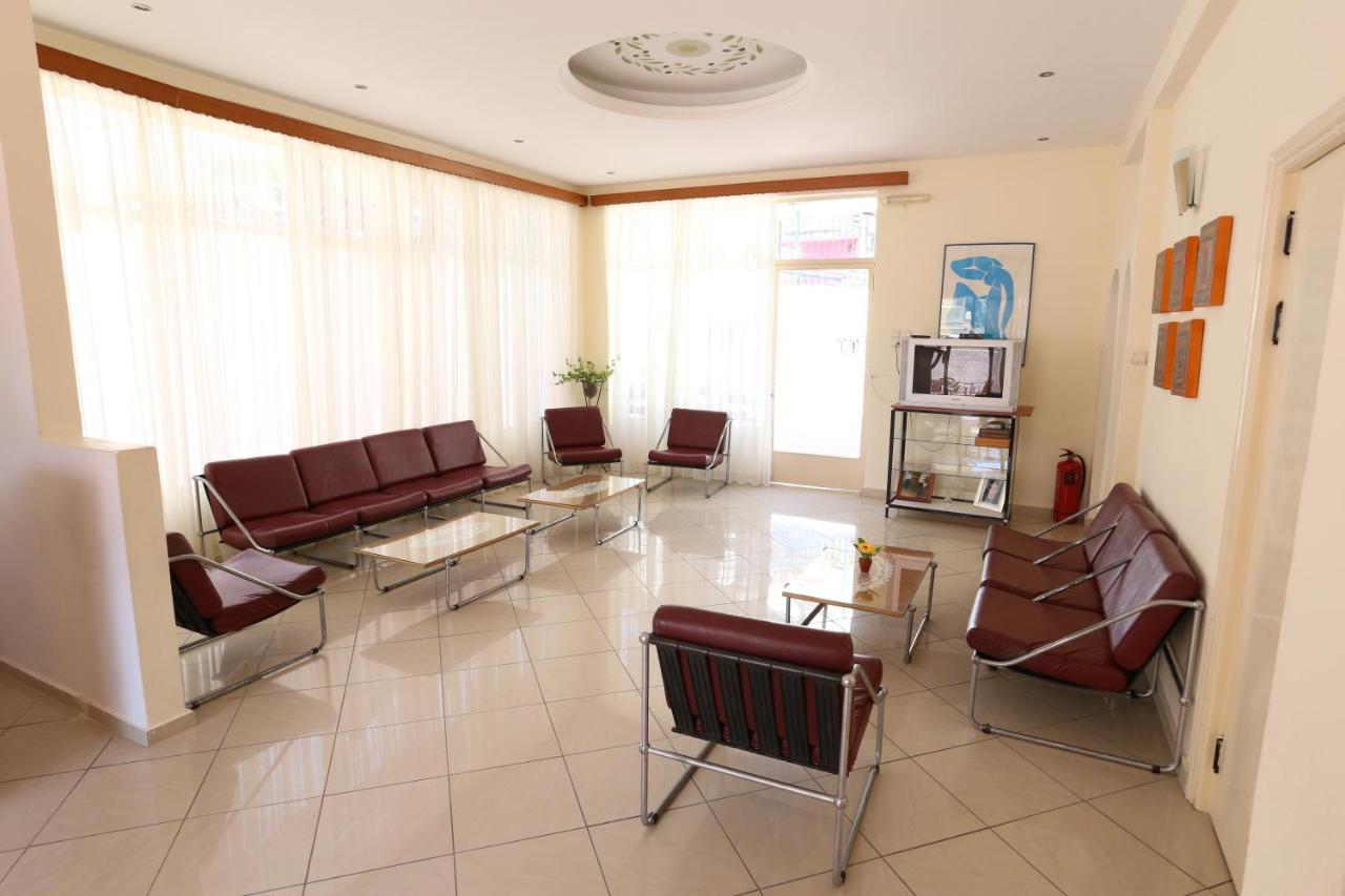 Hotel Karyatides Agia Marina  Екстер'єр фото