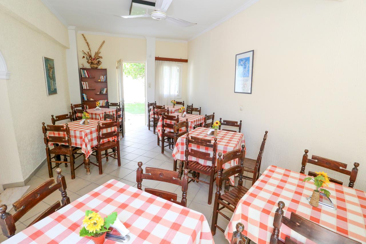 Hotel Karyatides Agia Marina  Екстер'єр фото