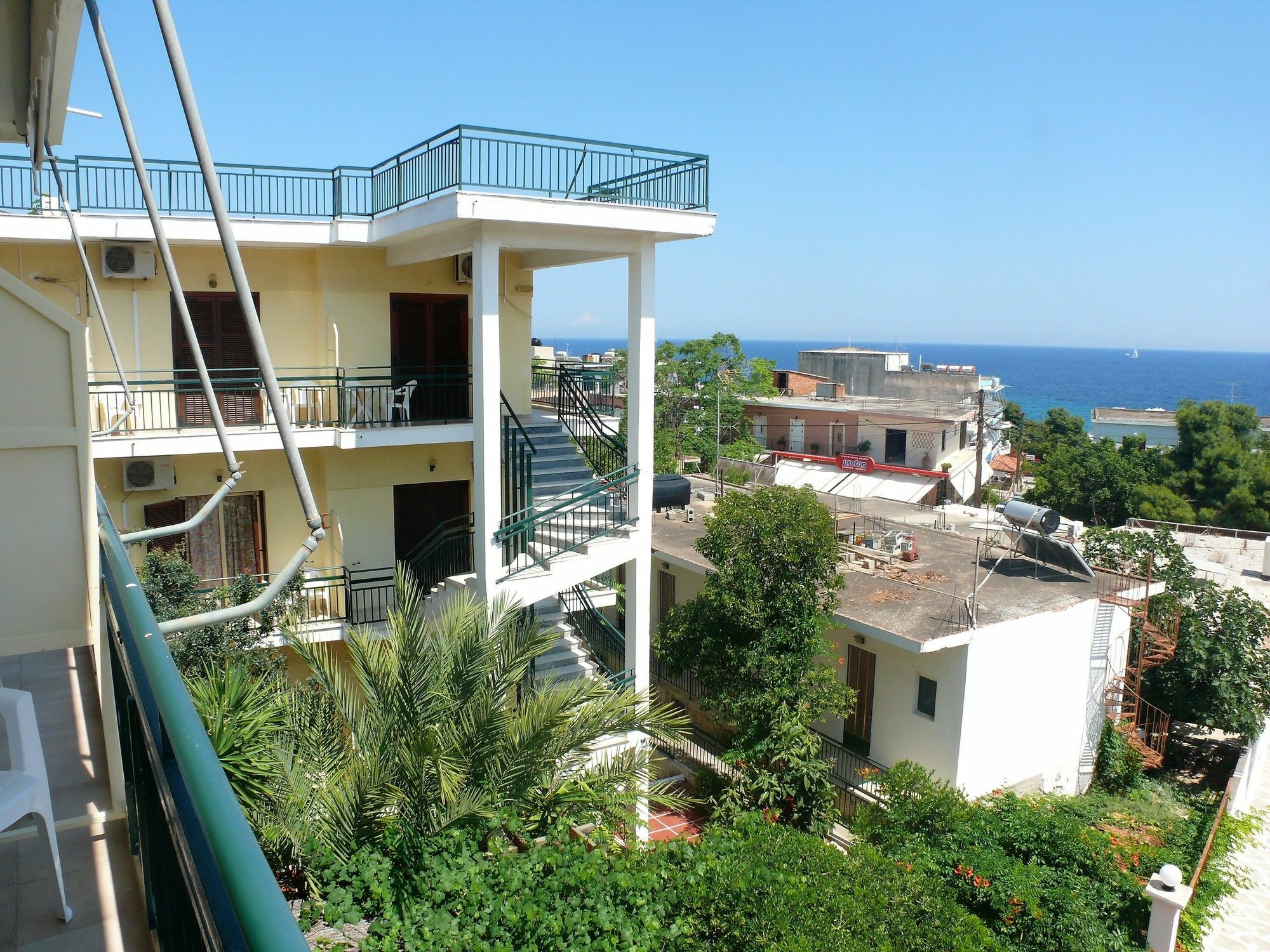 Hotel Karyatides Agia Marina  Екстер'єр фото