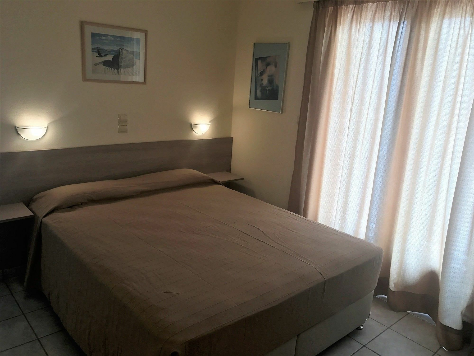Hotel Karyatides Agia Marina  Екстер'єр фото
