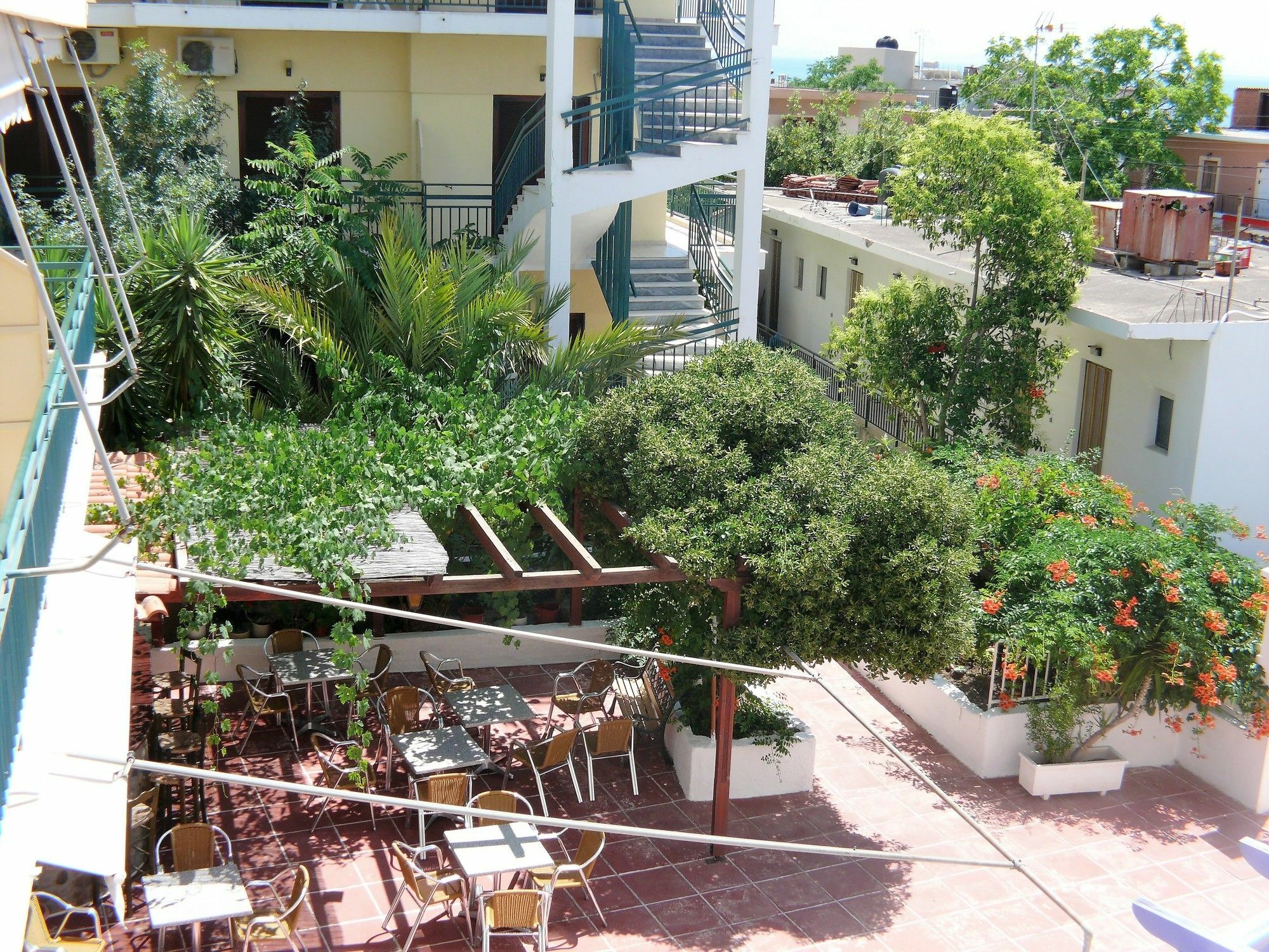 Hotel Karyatides Agia Marina  Екстер'єр фото
