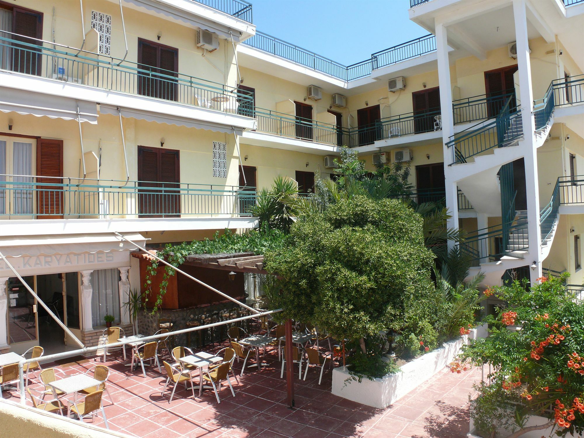 Hotel Karyatides Agia Marina  Екстер'єр фото
